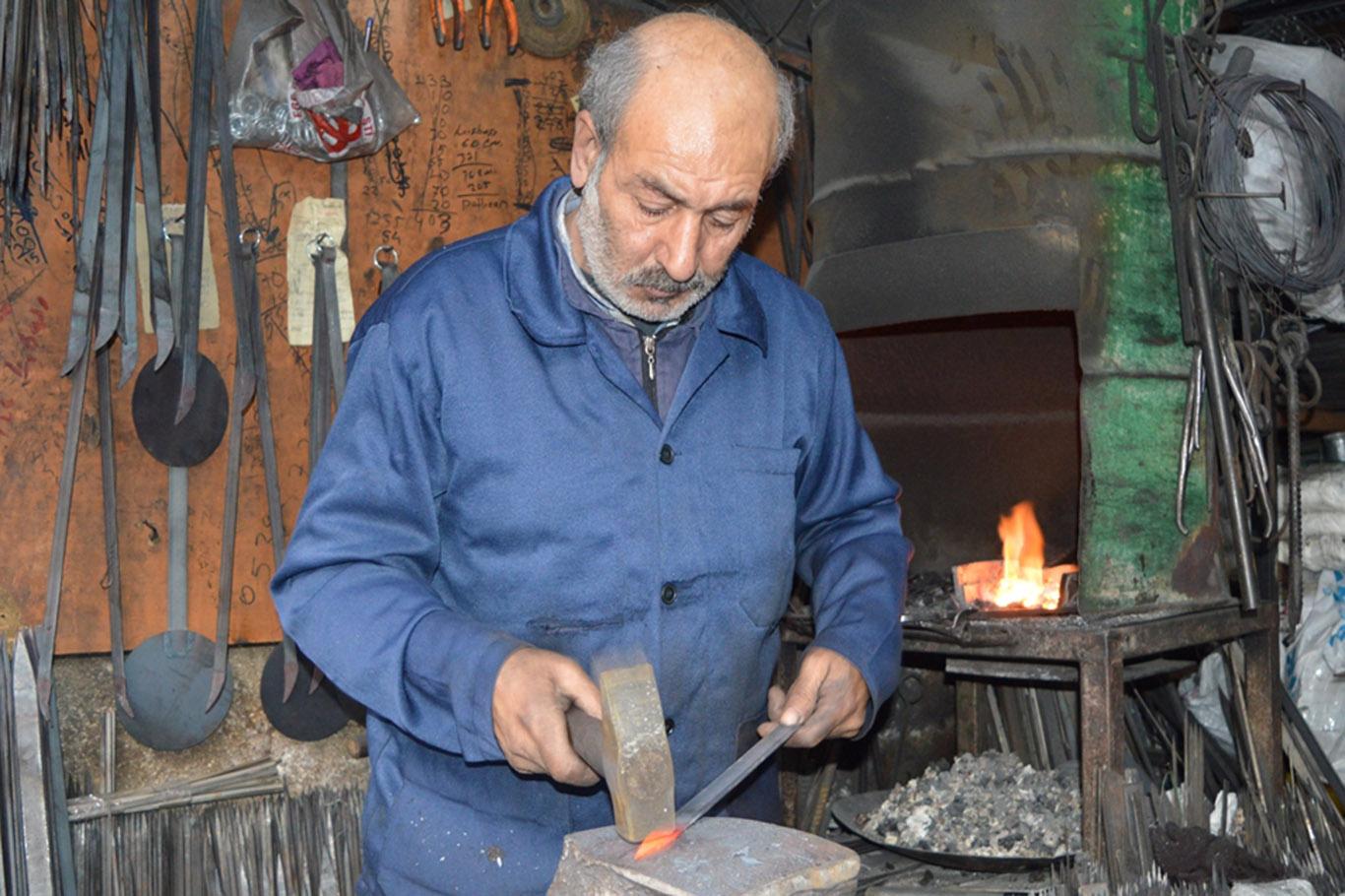 "En hayırlı kazanç alın teriyle elde edilen kazançtır" "En hayırlı kazanç alın teriyle elde edilen kazançtır"